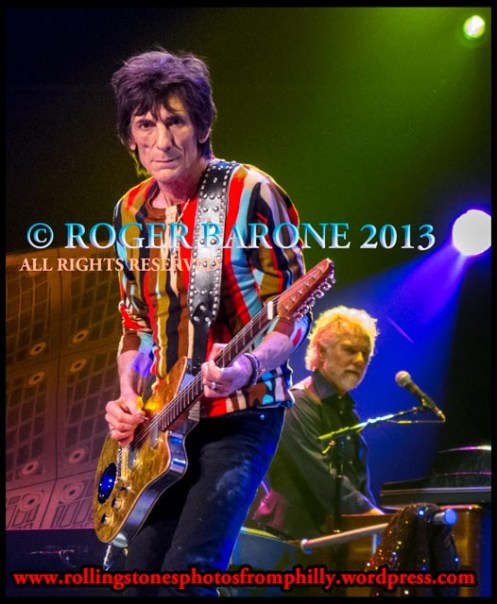 ronnie wood crowd eye contact, june 21, photo by roger barone