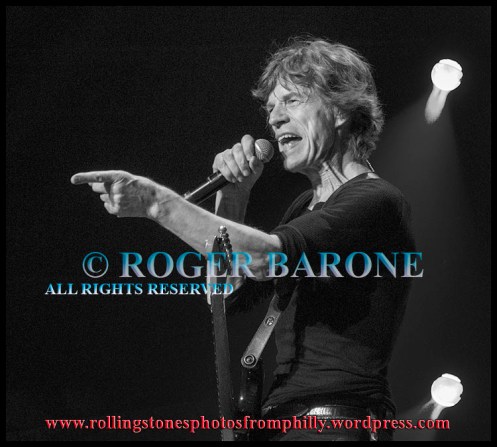 Mick Jagger with black Fender Stratocaster guitar in Philadephia "Miss You" © Roger Barone 2013