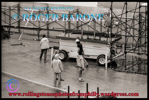Philadelphia stage hands assemble rolling stones jfk stadium "SOME GIRLS" stage. june 12, 1978 © Roger Barone