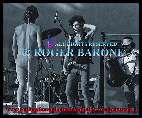 Keith Richards fluffing hair as Mick Jagger changes guitars: rolling stones jfk stadium, september 26, 1981, © Roger Barone 